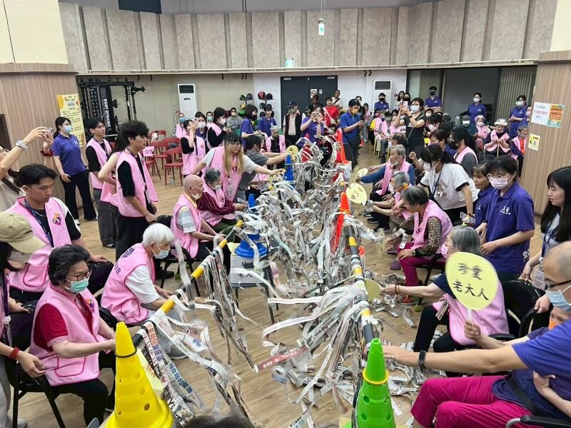 第四屆「老大人運動會」，長輩組隊參加競賽。(圖片來源/真愛基金會)