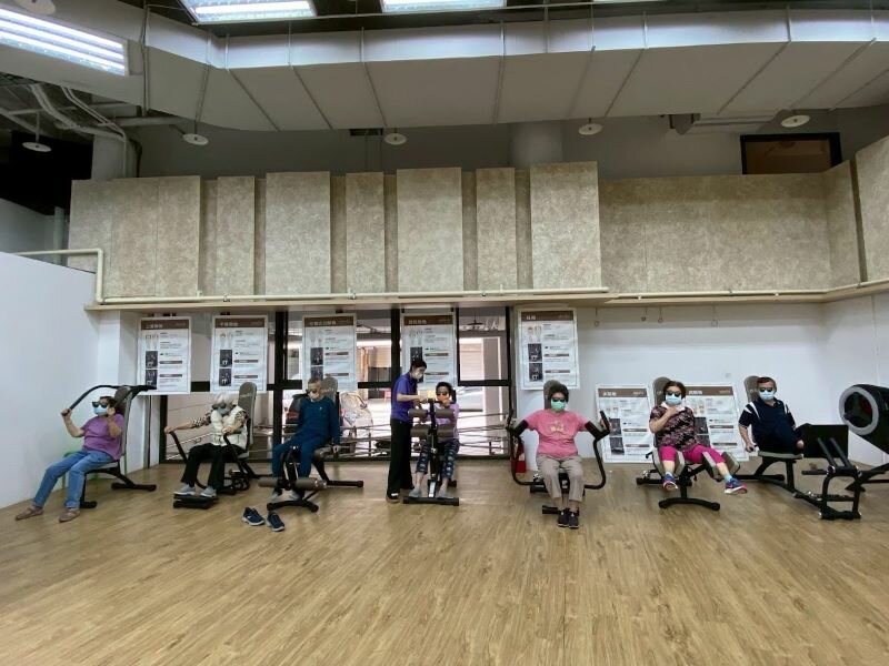 「食樂好事Plus」基地一樓銀髮健身俱樂部有滿滿的健身器材，有阿嬤每周三天由女兒開車載20公里來運動。(圖片來源/真愛基金會)