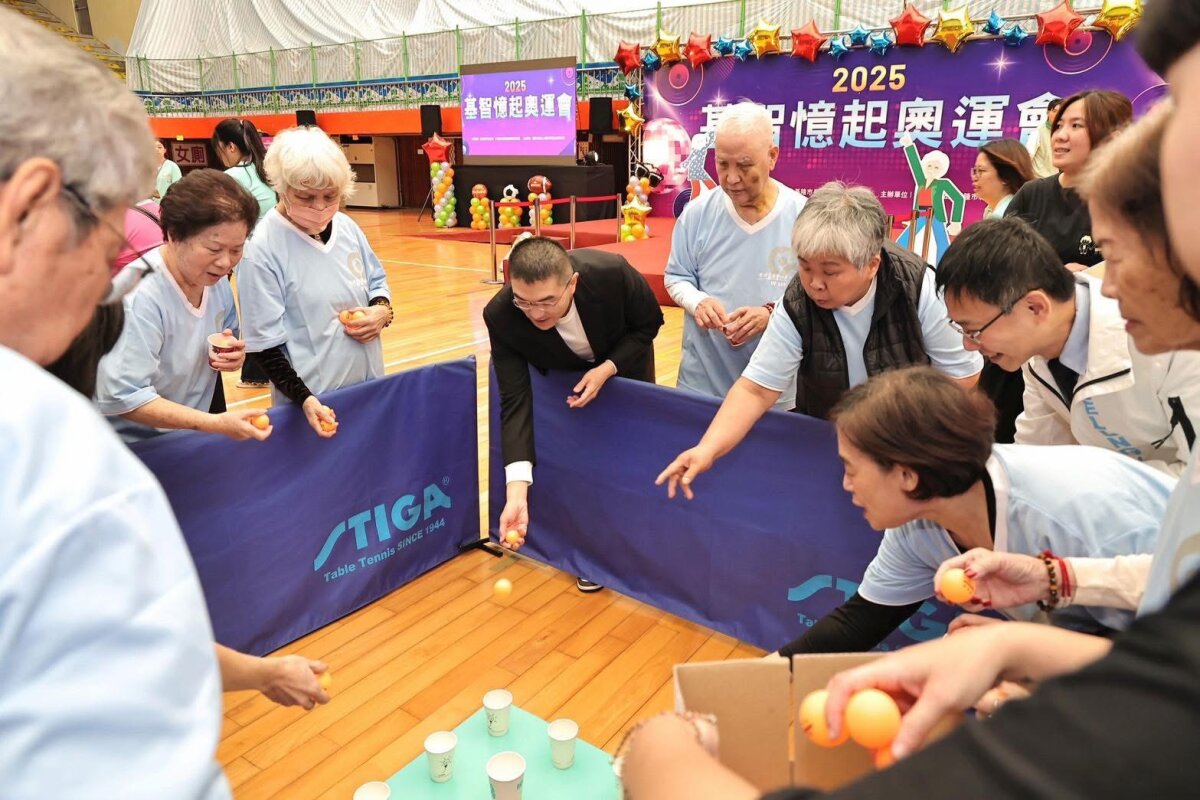 「基智憶起奧運會」促進長者社會參與，活得自信有尊嚴。基隆市市長謝國樑（中）、衛生局局長張賢政（右）與長者玩得不亦樂乎。（圖片來源/基隆市衛生局）