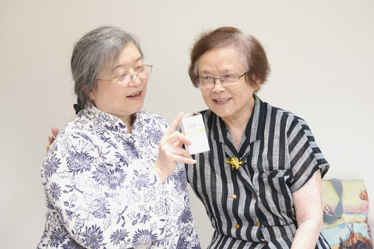 雖然新藥費用不低，但女兒希望媽媽(圖右）能多維持現在獨立生活的狀態，決定積極嘗試。（圖片來源／亞東醫院）