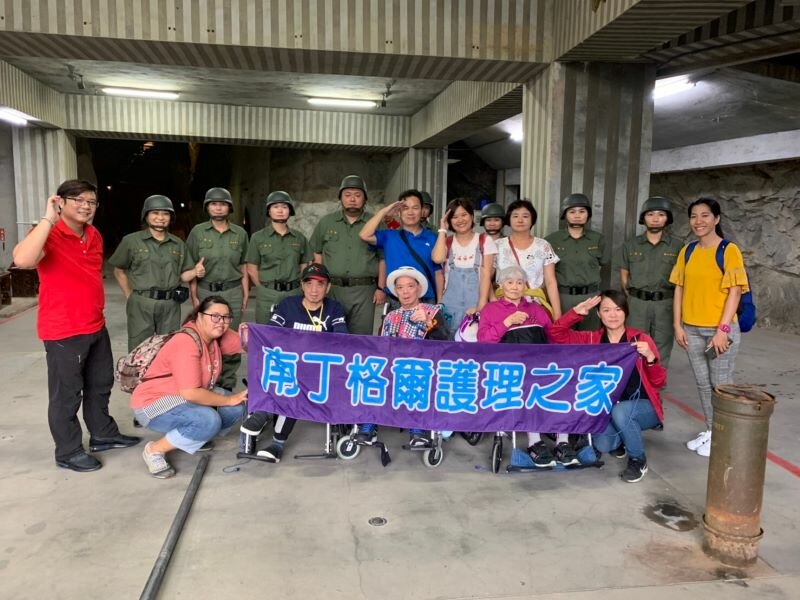 帶長者們去金門旅遊。（照片來源／豐盛集團）