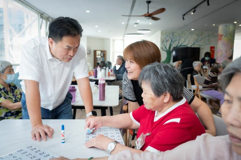 豐盛集團總經理羅伊婷（中）與董事長賴清豐（左）。(攝影／黃明堂)