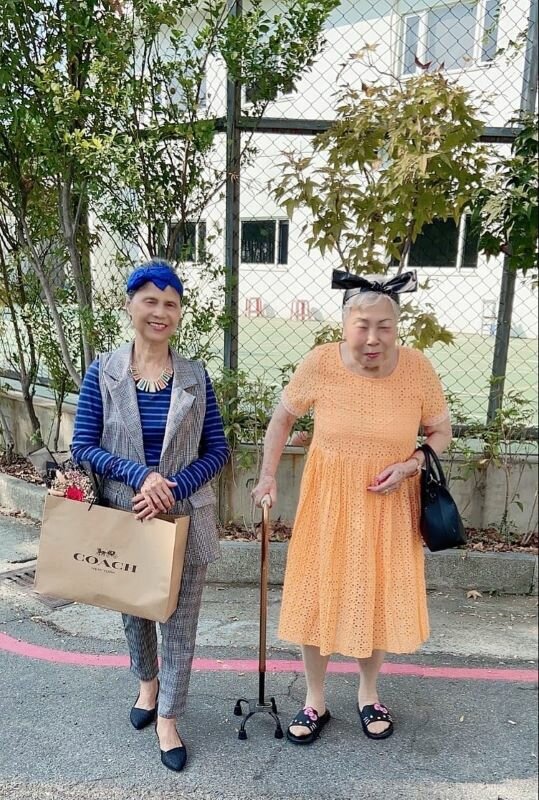 金霞阿嬤（右）、沈幼阿嬤（左）為了時裝秀絞盡腦汁打扮水水。（圖片來源／豐盛集團）