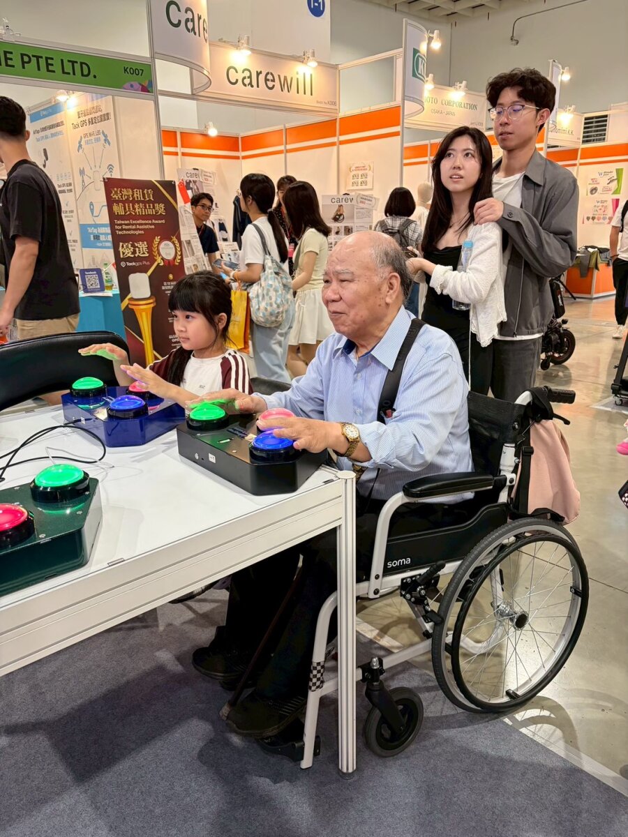 與家人一起同樂，在互動中促進長輩認知能力。（圖片來源/赫越）