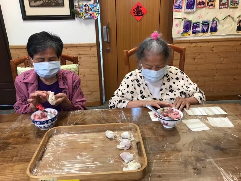 長者正在製作餛飩。（圖片來源/小太陽）