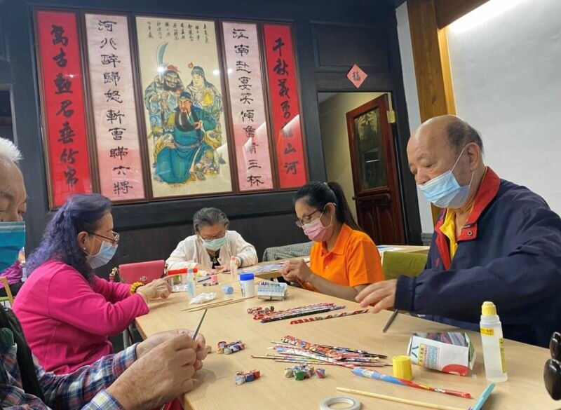 長興居日照為四層樓清水模建物，內部蜂巢簾耗資近百萬，具全光譜與隔熱作用。（圖片來源／開蘭診所）