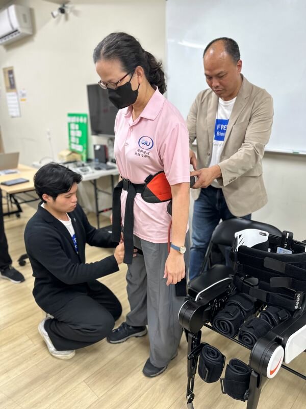 高階智慧科技輔具參數複雜，需要專業人員協助服務。（圖片來源/劉旻宜）
