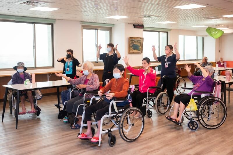 嘉中住宿長照機構內，長輩正在進行復能活動。（攝影/黃明堂）
