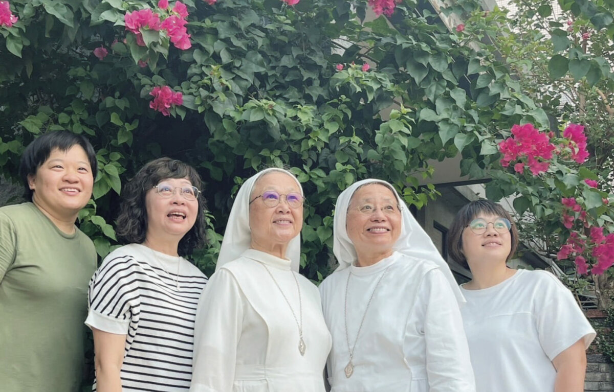 由左至右：營運長吳佩蓉、副執行長王婉如、 天主教聖母聖心修女會會長吳富柔修女、黃 淑貞修女、社工總督導王昱婷主任。(圖片來源/天主教曉明社會福利基金會)