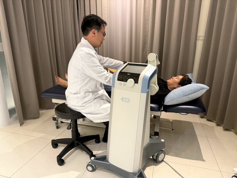 職念一開設宜蘭第一家全自費、預約制診所—伊萊診所，圖為非侵入性的復健設備SIS超磁場治療儀，可緩解慢性疼痛、促進關節活動度。（圖片來源／職念一）