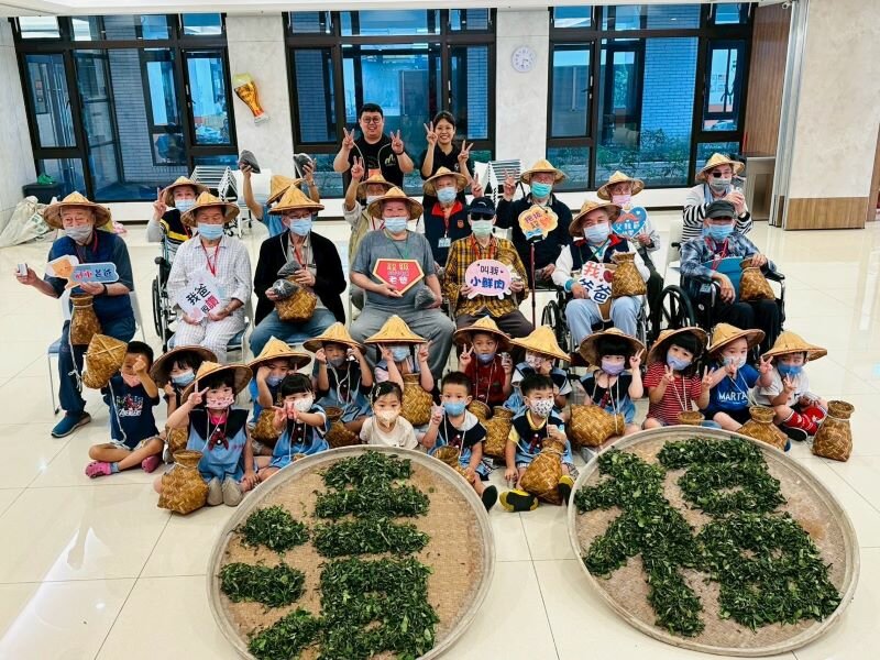 清福一館多角化經營，透過銀幼共融讓長輩與幼童一起製茶。（圖片來源／清福一館）