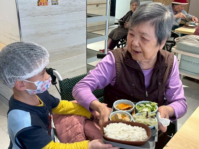 清福幼兒園的小小送餐員，貼心為長輩推餐車、準備午餐。
