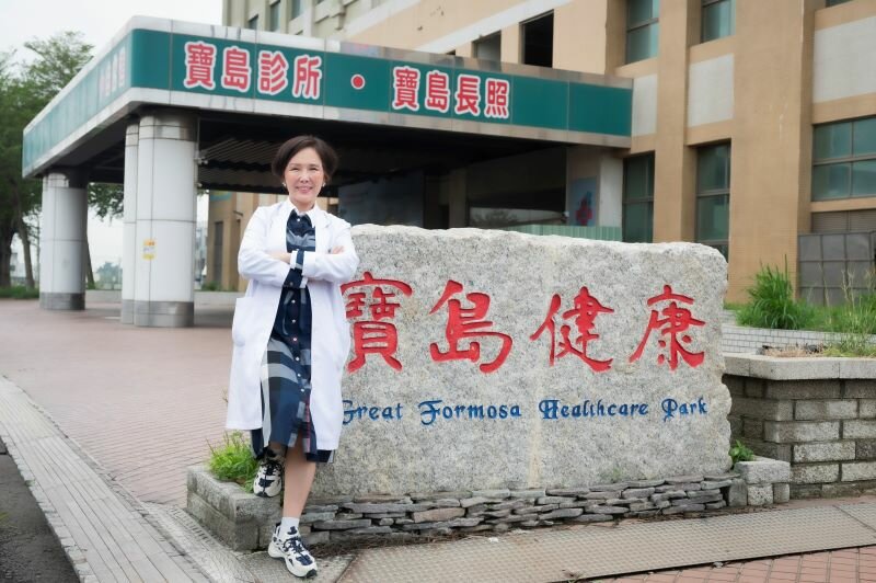 寶島健康園區由華濟醫院建築物改建，入口石碑大大寫著「寶島健康」四個字，象徵新時代的服務。（攝影/黃明堂）