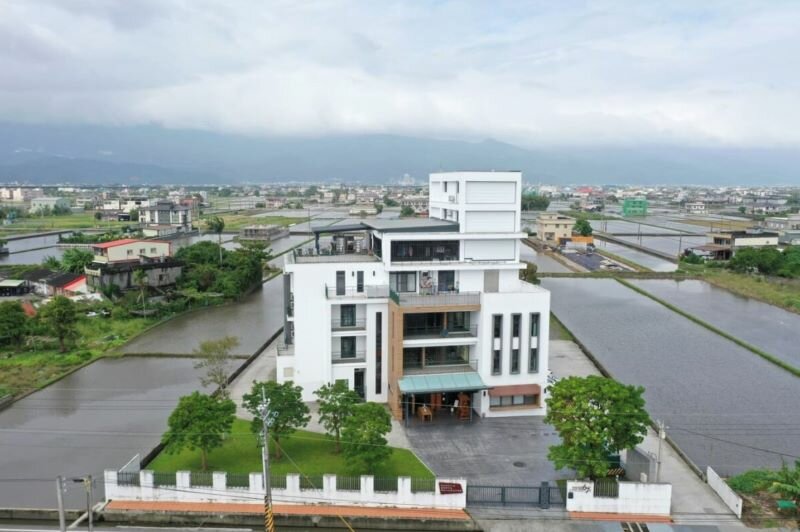 頤養家長照社團法人附設「嗣大人」住宿長照機構座落在蘭陽平原，一磚一瓦都是創辦人職念一親手設計。（圖片來源/侒可傳媒）