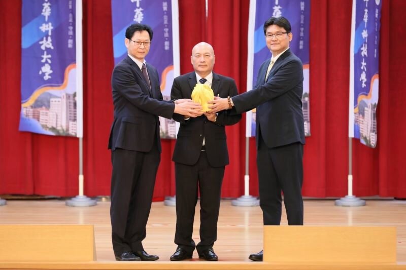 祥寶創辦人林哲弘（圖中）2024年接任中華科技大學董事長，與中華大學前代理校長李禮仲（圖左）、現任校長傅彥凱（圖右）合影。(圖片來源/祥寶)