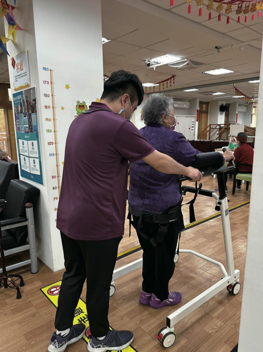 同仁助步車步行訓練。(圖片來源/長泰老學堂健康照顧體系、劉國泰、林金立)