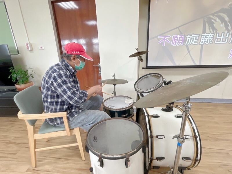 81歲的張伯伯年輕時是中視大樂隊鼓手，進入灣麗日照後將整套爵士鼓搬來「復健」，找回活力。(圖片來源／李綜合長照體系)