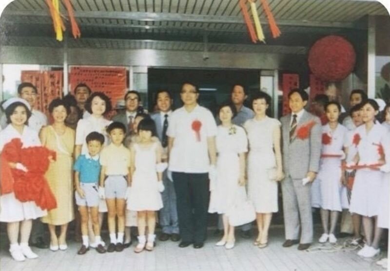 1985年6月6日苑裡李綜合醫院開幕，當時診所連夜搬遷設備到醫院大樓。(圖片來源/李綜合體系)