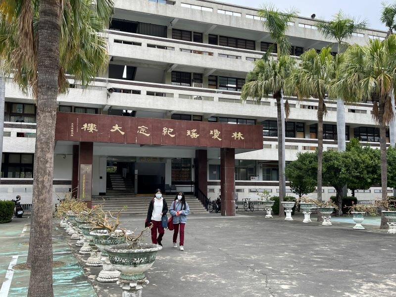 學校利用閒置空間投入長照服務已成趨勢，圖為高雄三信瓊瑤日照中心外觀。(攝影/戴淨妍)