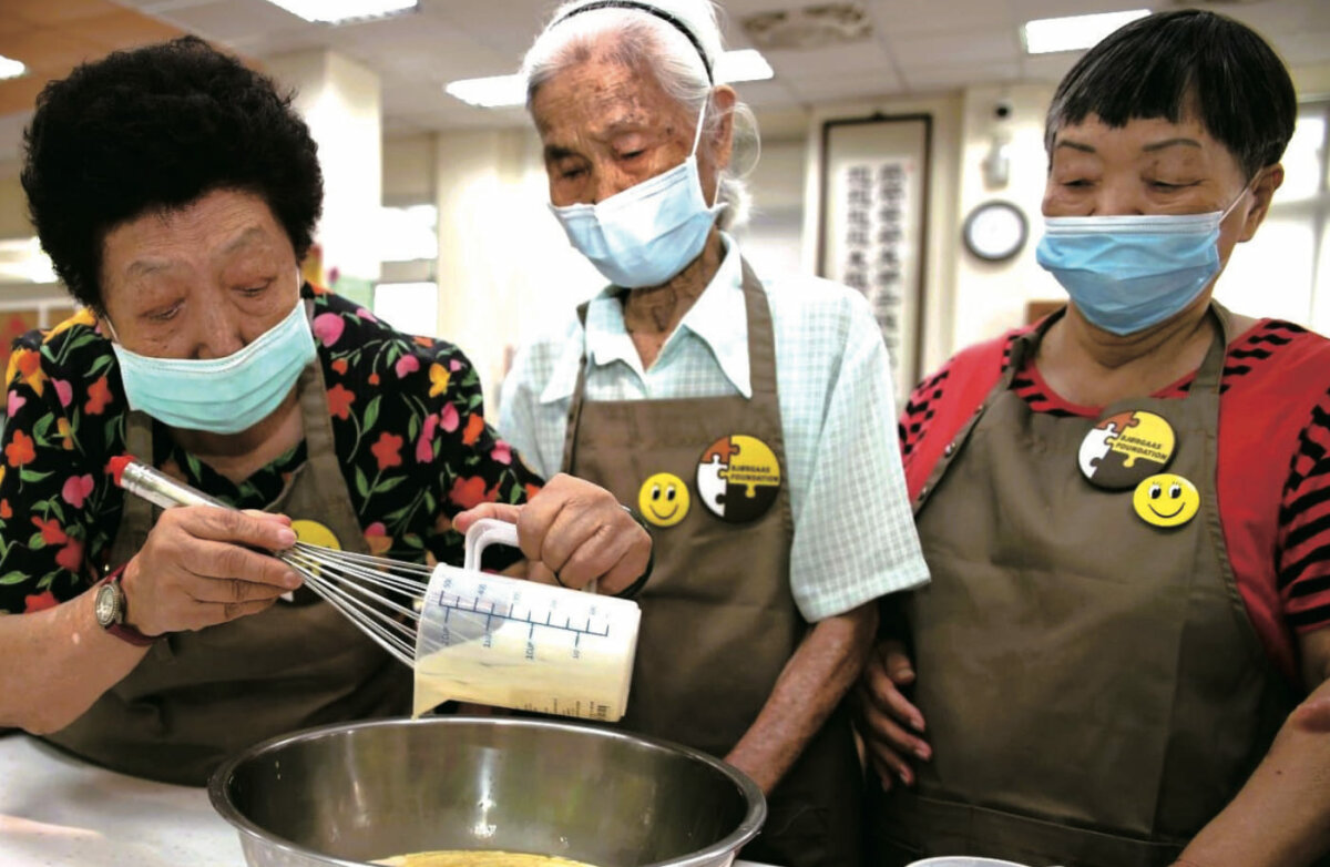  「驚喜烘焙坊」讓長輩找回很會做事的自己。(圖片來源/畢嘉士基金會)