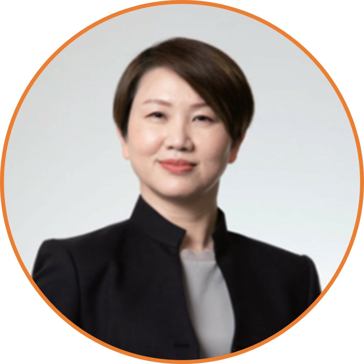 Agnes Hew為St. Luke's ElderCare社區健康與社會照護服務暨企業策略資深總監，深耕社區照顧領域逾30年。起初於St.Luke's Hospital任職，2017年加入ElderCare後，主導機構服務體系擴展與策略發展，打造涵蓋活躍老化、居家照護與日間復健的整合模式，推動新加坡社區型長照服務的深化與轉型。