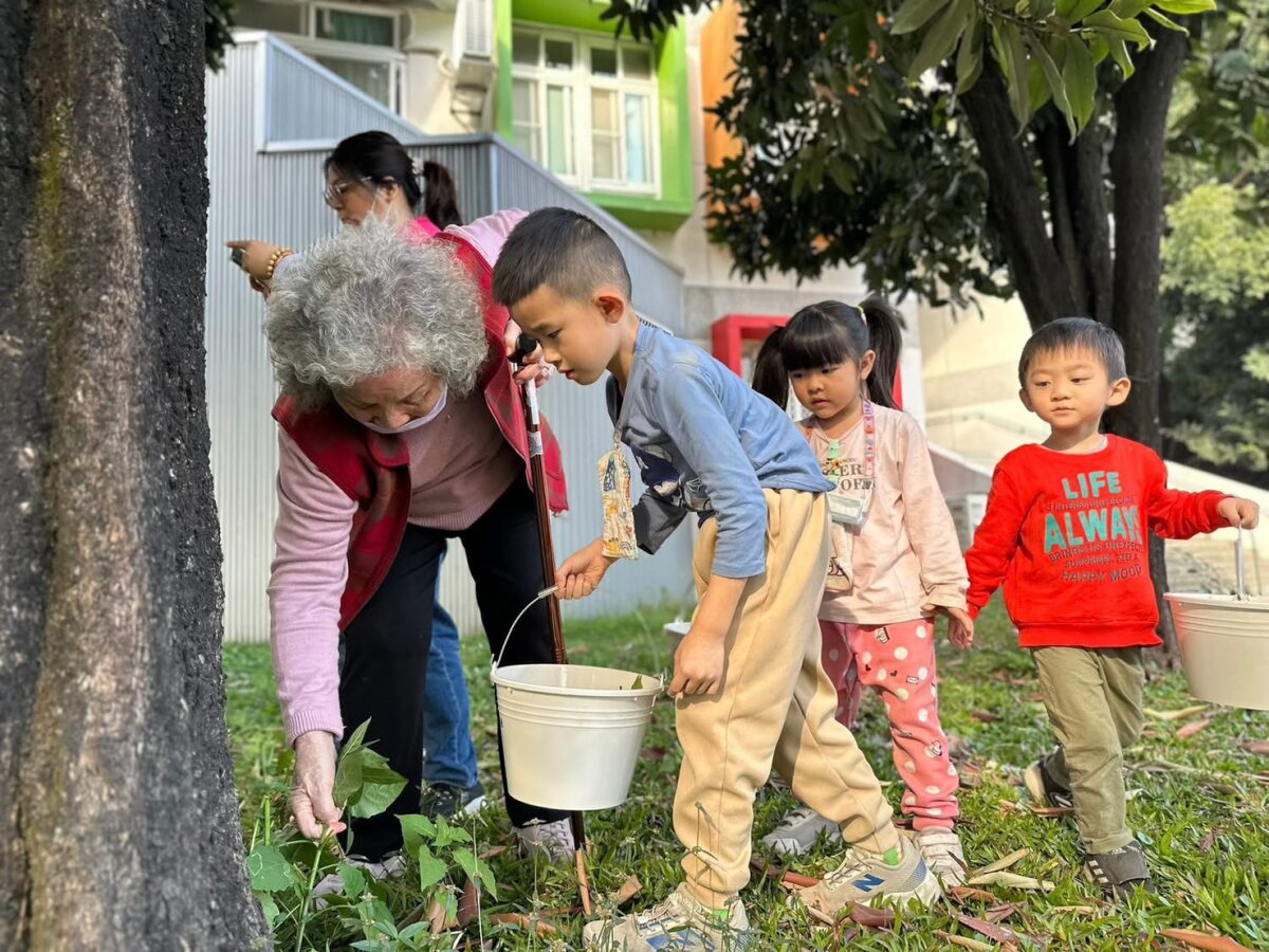 鹽北日照、彭厝附幼不定期食農共 學活動，老幼雙方每次相見都很歡 樂。