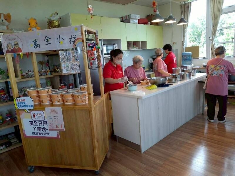 萬全日照中心舉辦「阿萬嫂豬腳大飯店」活動。（圖片來源／松柏樂復易）