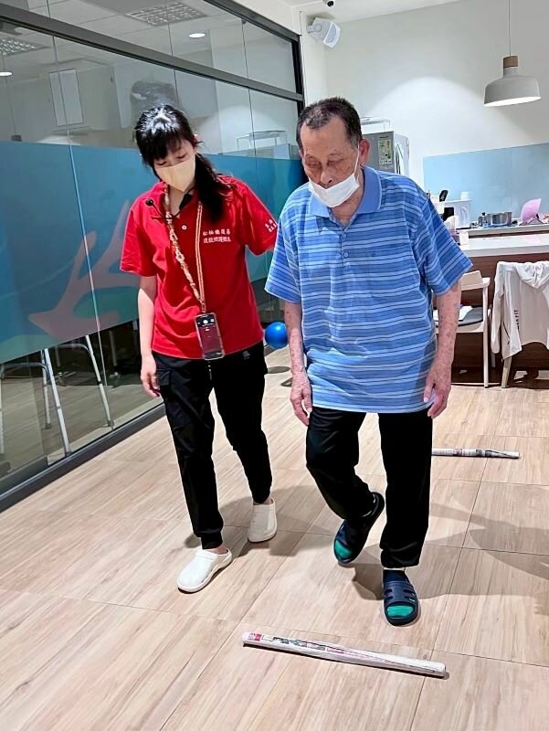 東津日照中心照服員協助長者復能。（圖片來源／松柏樂復易）