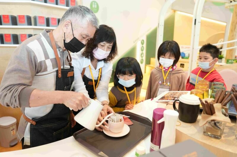 隆興日照與7-eleven成立「幾點了咖啡館」，結合失智友善、高齡友善，是難得的創新照顧場域。（圖片來源／中華聖母基金會）