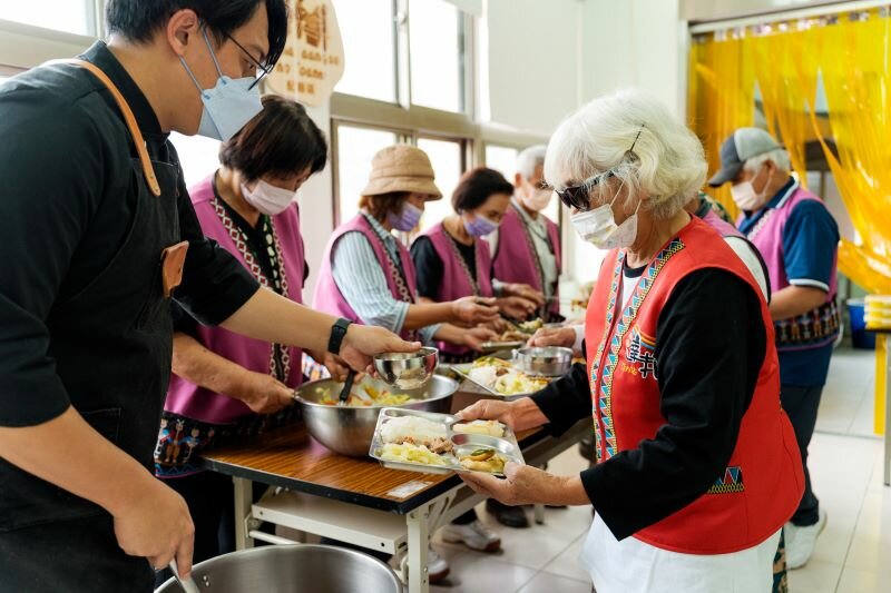 暖暖老人食堂鼓勵長輩自行前來用餐，並可外帶餐食回社區分享，讓照顧從據點延伸至鄰里，形成互助網絡。（圖片來源／中華聖母基金會）