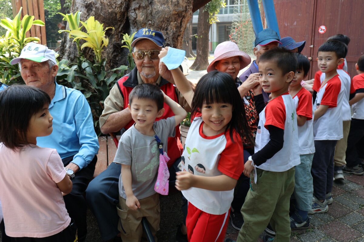 鹽北日照與彭厝附幼在田間實踐「老幼共融」。（圖片來源/彭厝附幼）