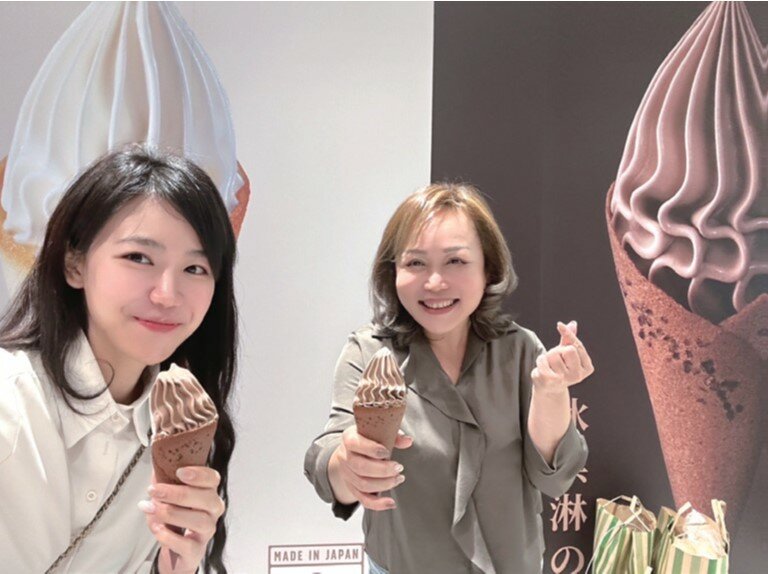 林溦（左）小蔡淑芬13歲，兩人是事業上的最佳拍檔。(圖片來源/蔡淑芬)