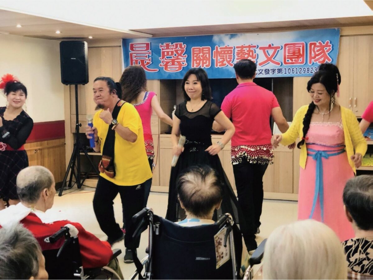 志工團隊到機構陪伴長輩，增添歡樂氣氛。(圖片來源/皇家集團)