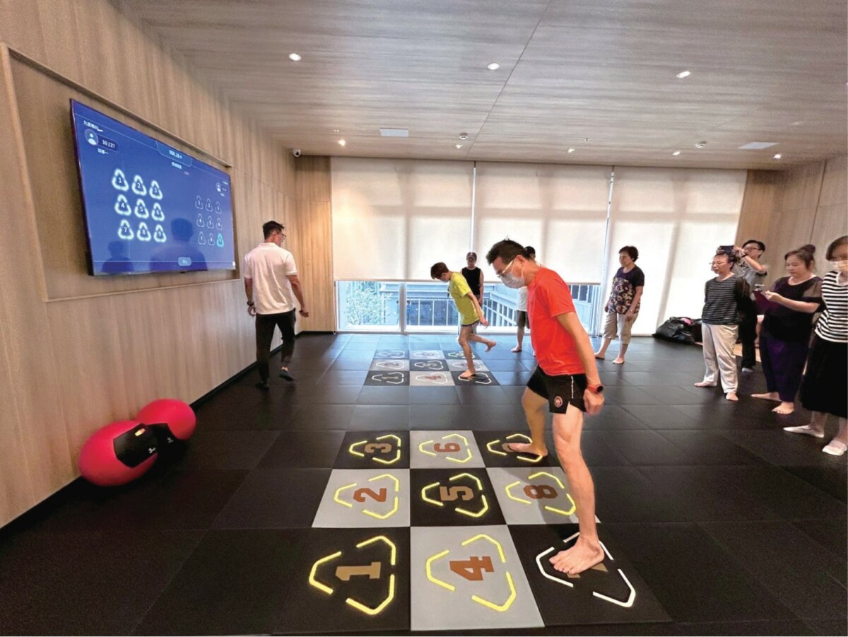 中化銀髮與將捷攜手，結合智慧地墊導入社區活動，高齡長輩也能輕鬆融入。(圖片來源/中化銀髮)