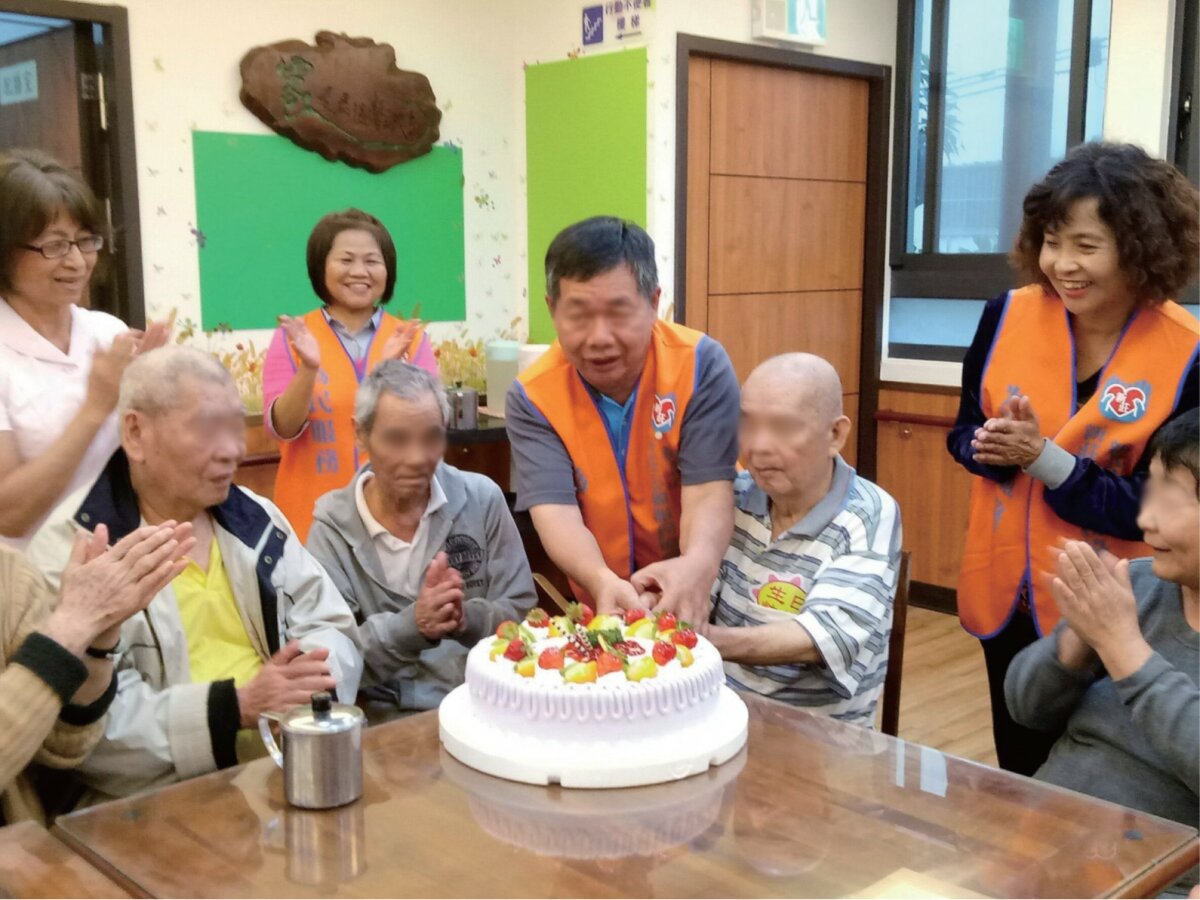 祥寶把長照機構的老人家當作家人，以「將心比心」的精神服務。(圖片來源/祥寶尊榮長照集團)