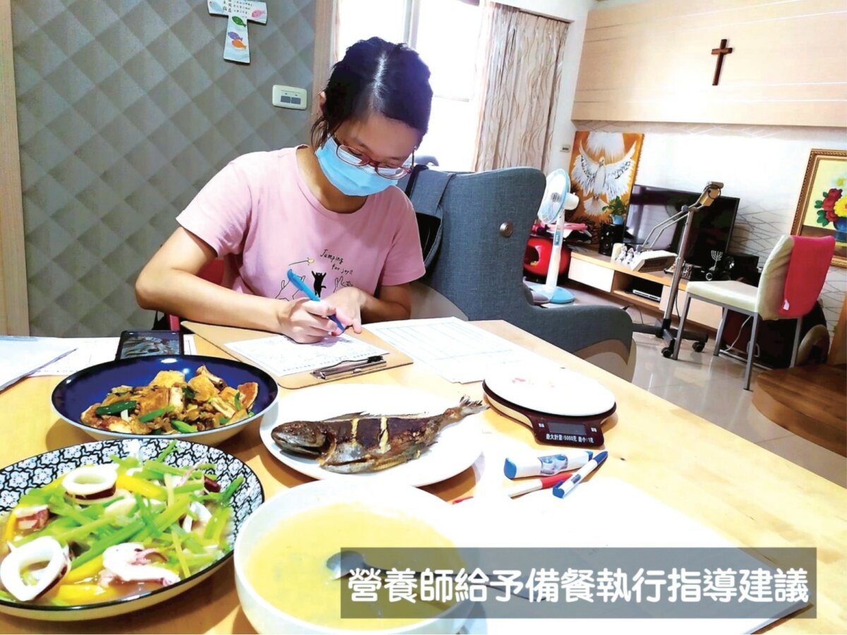 營養師至長輩家中給予備餐執行指導建議。（圖片來源/瑞之盟）
