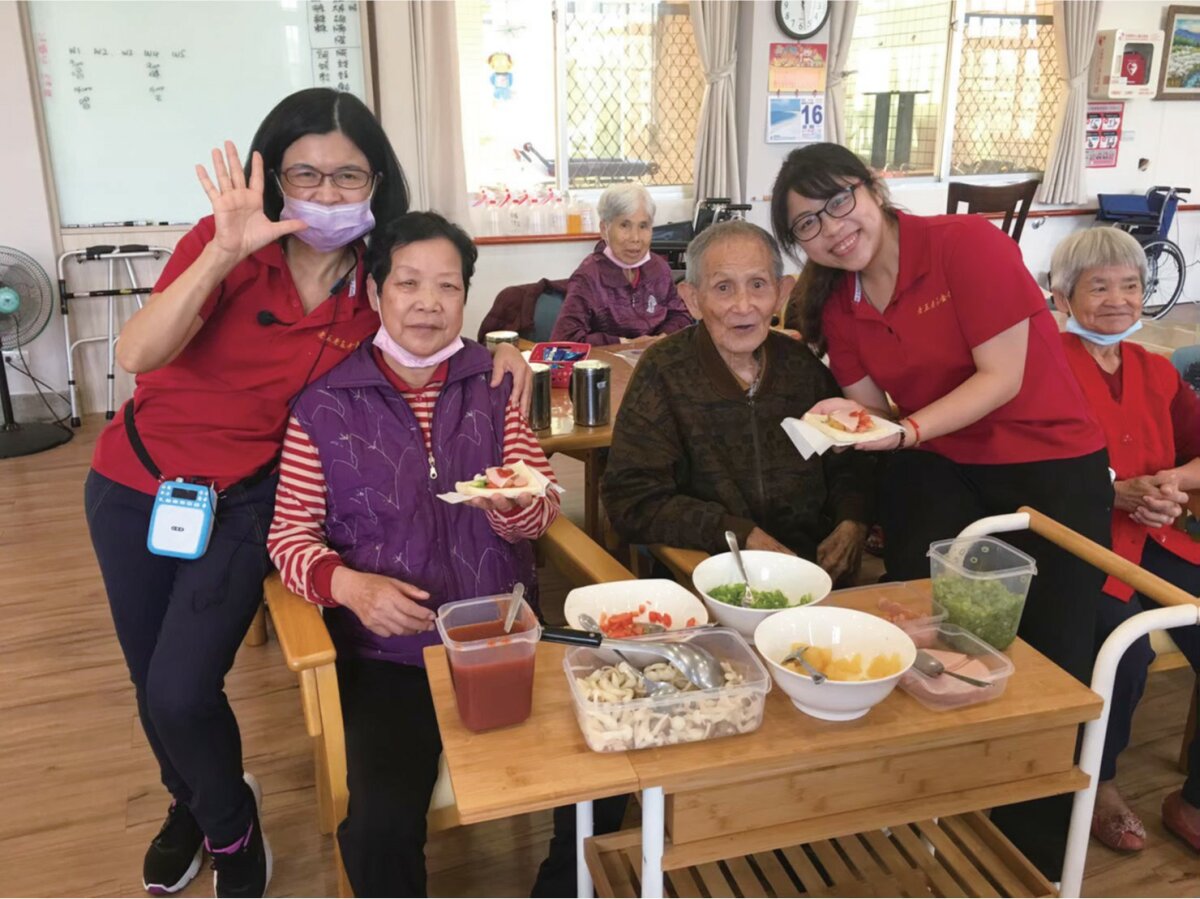 落實紅勢力的精神，提供老人專業服務。（圖片提供／老五老基金會)