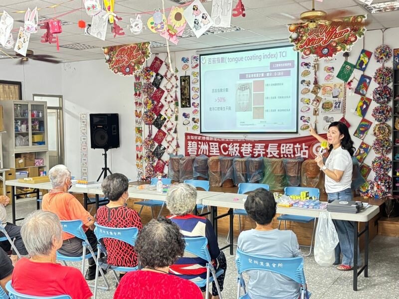護理師到社區據點做口將衛教。（圖片來源/馮明珠）