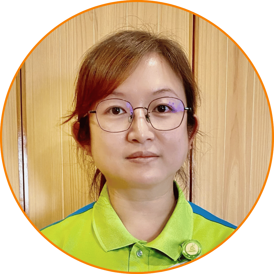 作者王玫分為秀傳醫療體系溪州秀和苑日照中心主任，曾任中國醫藥大學附設醫院護理師及住宿型機構護理長，具備完整臨床與長照經驗。專注於高齡照護、服務品質與人力管理，致力推動「Yes文化」落實於日照服務，實踐以人為本的全人關懷。