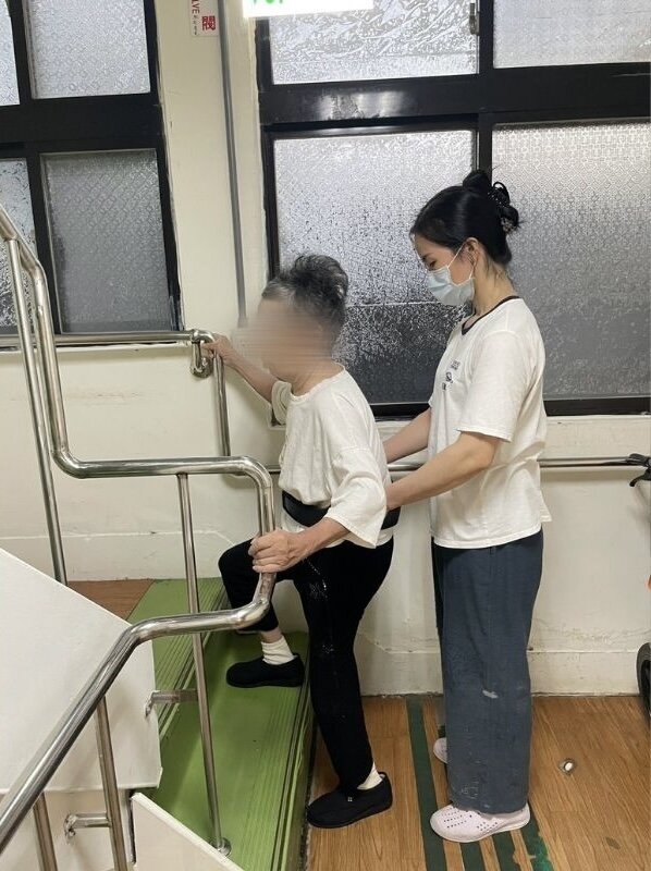 照服員工作包含協助長者復健、餵食、翻身、沐浴等。(圖片來源/慈安老人長照中心)