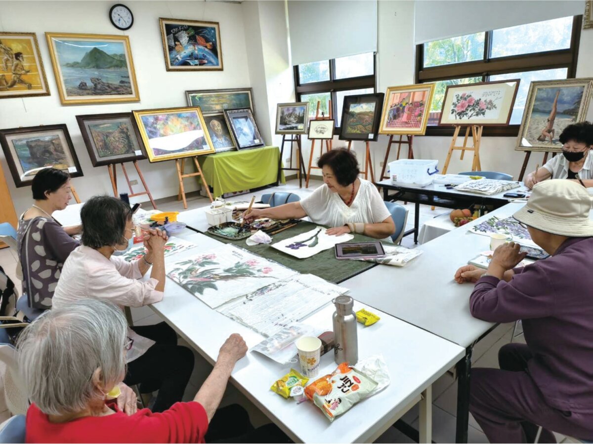 松年大學上國畫課。(圖片來源/ 雙連安養中心)