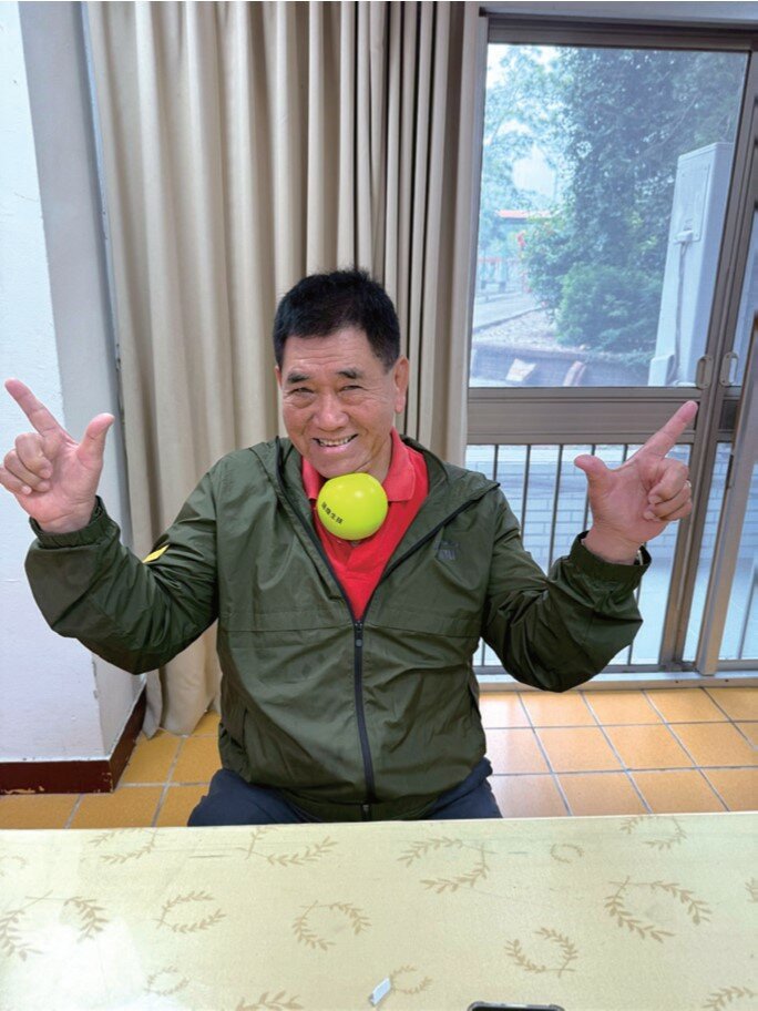 小港醫院在社區做口腔機能預防延緩活動，圖中長輩正在做下巴軟球運動。(圖片來源/馮明珠)