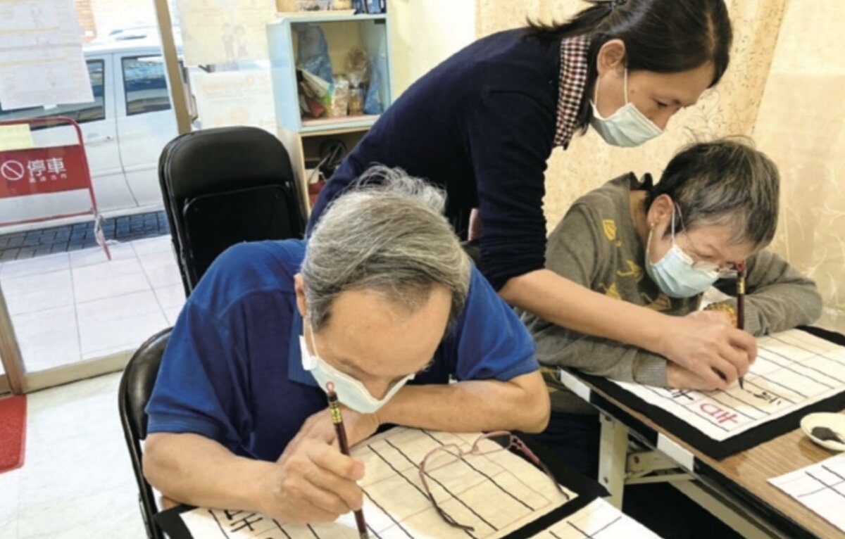 寫書法可以安定長輩身心及訓練肢體。（圖片來源/鄭文柏）