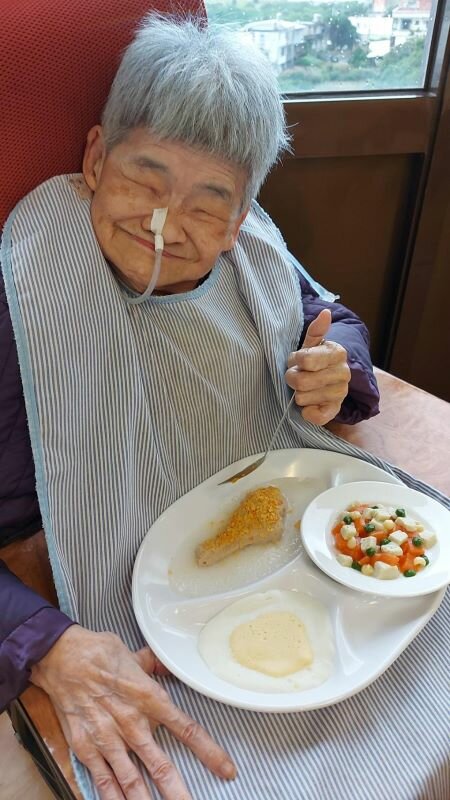 李阿姨一句「我想吃雞腿」，促成想滿足長輩心願的雙連團隊開始製作定型餐。(圖片來源/雙連安養中心)