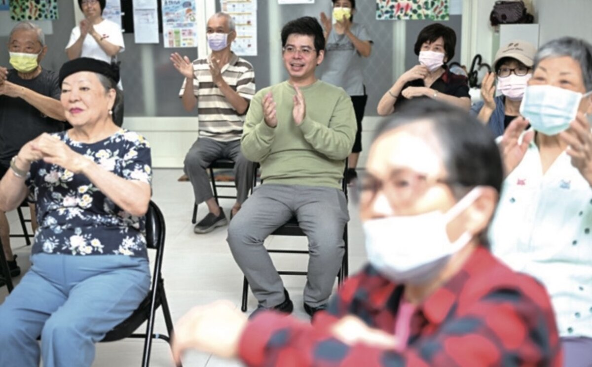 鄭文柏與長輩一起參與C據點活動。（攝影/劉國泰）