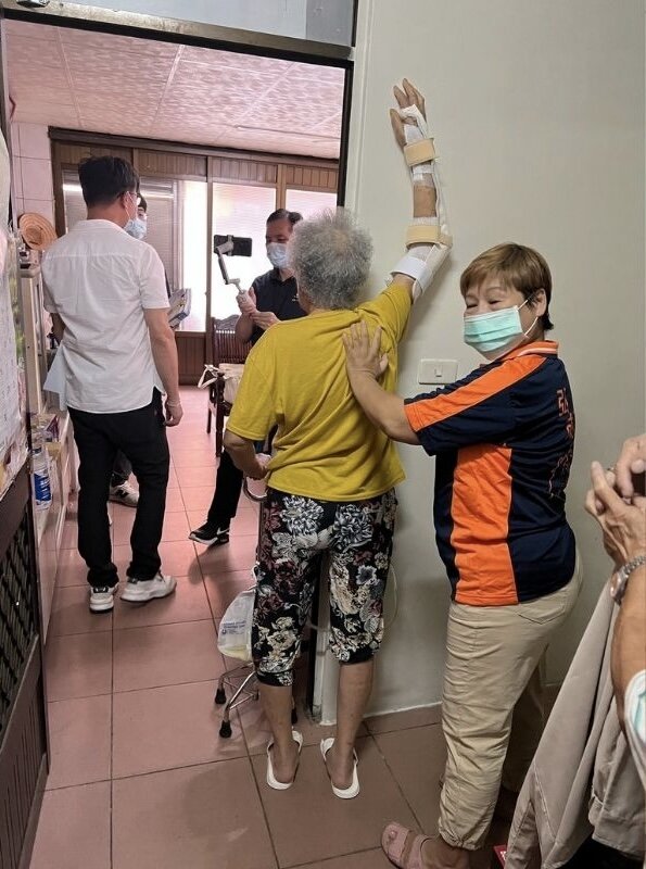 居服工作包含協助長者或身心障礙者的日常生活起居，如個人清潔、 備餐、家務整理、陪同就醫等。(圖片來源/桃園市私立弘成居家長照機構)