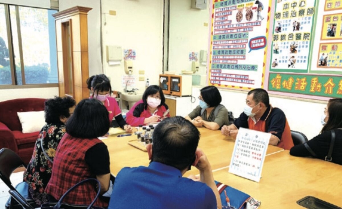 悠然山莊的護理師、社工師和家屬會談照顧計劃。(圖片來源/悠然山莊)