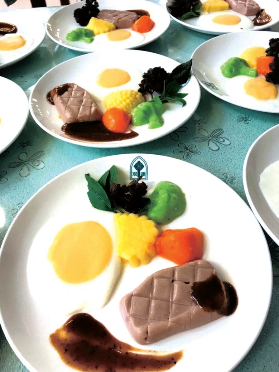 雙連高級牛排餐廳讓阿公阿嬤吃得開心。(圖片來源/ 雙連安養中心)