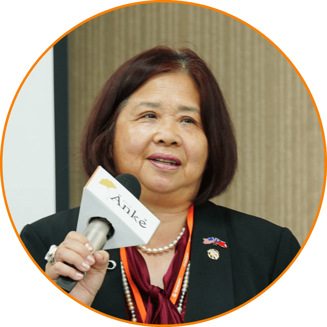 楊逸鴻博士為美國Citizens For Quality Care Co.總裁、第38屆北美洲台灣商會聯合總會（TCCNA）副總會長，曾獲「國際商業領袖獎」，是美國資深長照管理顧問，擁有豐富的醫療與高 齡照護經驗。專長於品質管理、健康政策與醫療保險，長期協助政府與機構優化長照服務；同時投身教育與專業培訓，推動照護制度創新與跨文化交流。