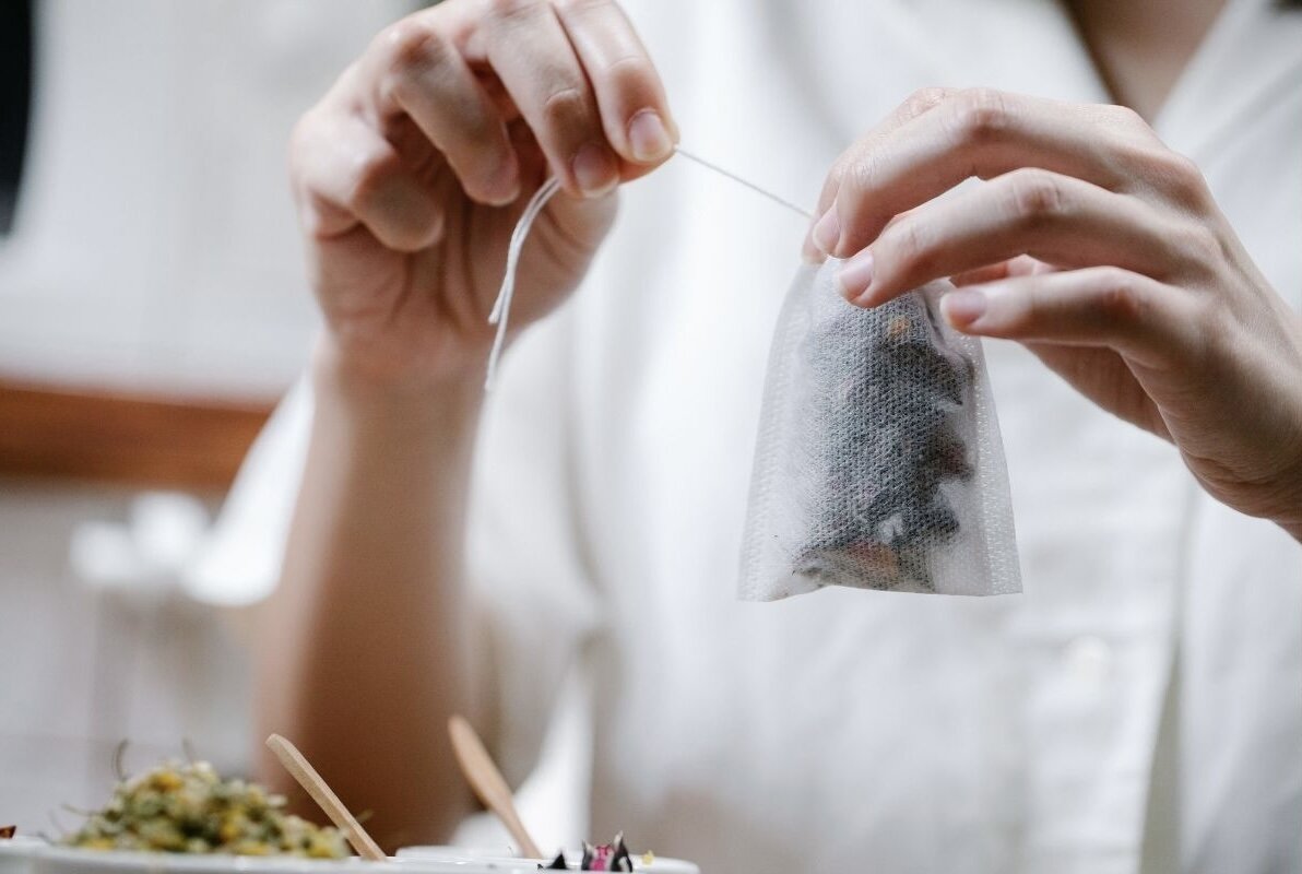 中藥有助於調理體質，但若不注意與慢性病藥物的交互作用，可能對長者帶來健康風險。(圖片來源/pexels)